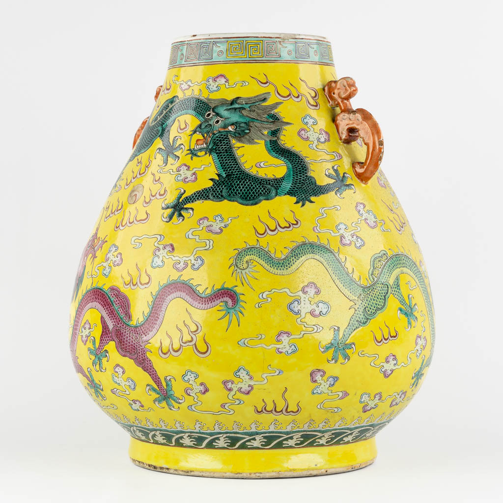 Een grote gele Chinese vaas met drakendecor, Kangxi merk. 19de eeuw. (H:47 x D:37 cm)