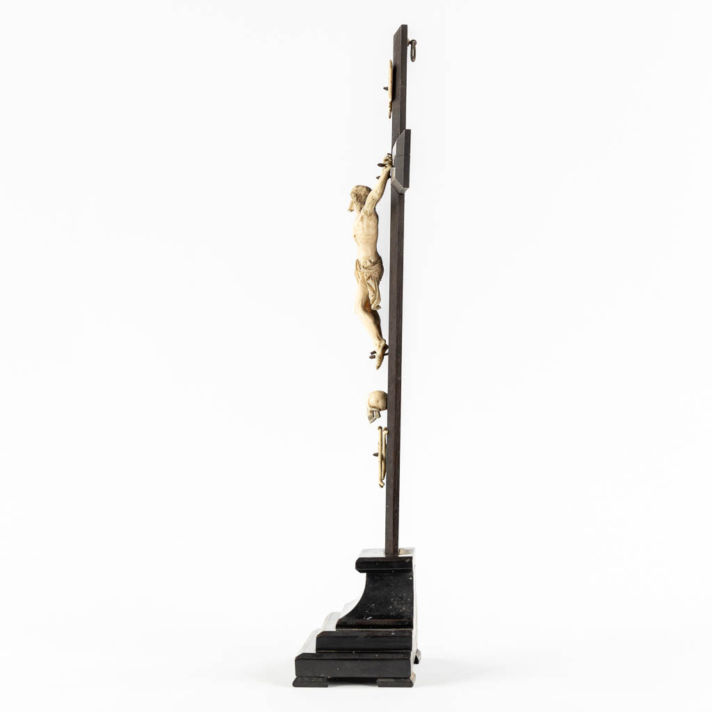 An antique Corpus Christi mounted on an ebonised wood crucifix, Ivory sculpture, 19th C. (L:9,5 x W:22,5 x H:52,5 cm)