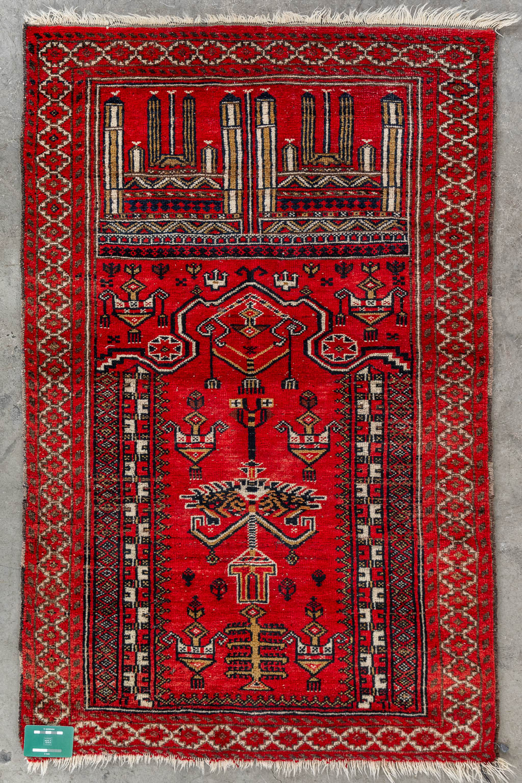 A hand-made carpet. (L:130 x W:83 cm)