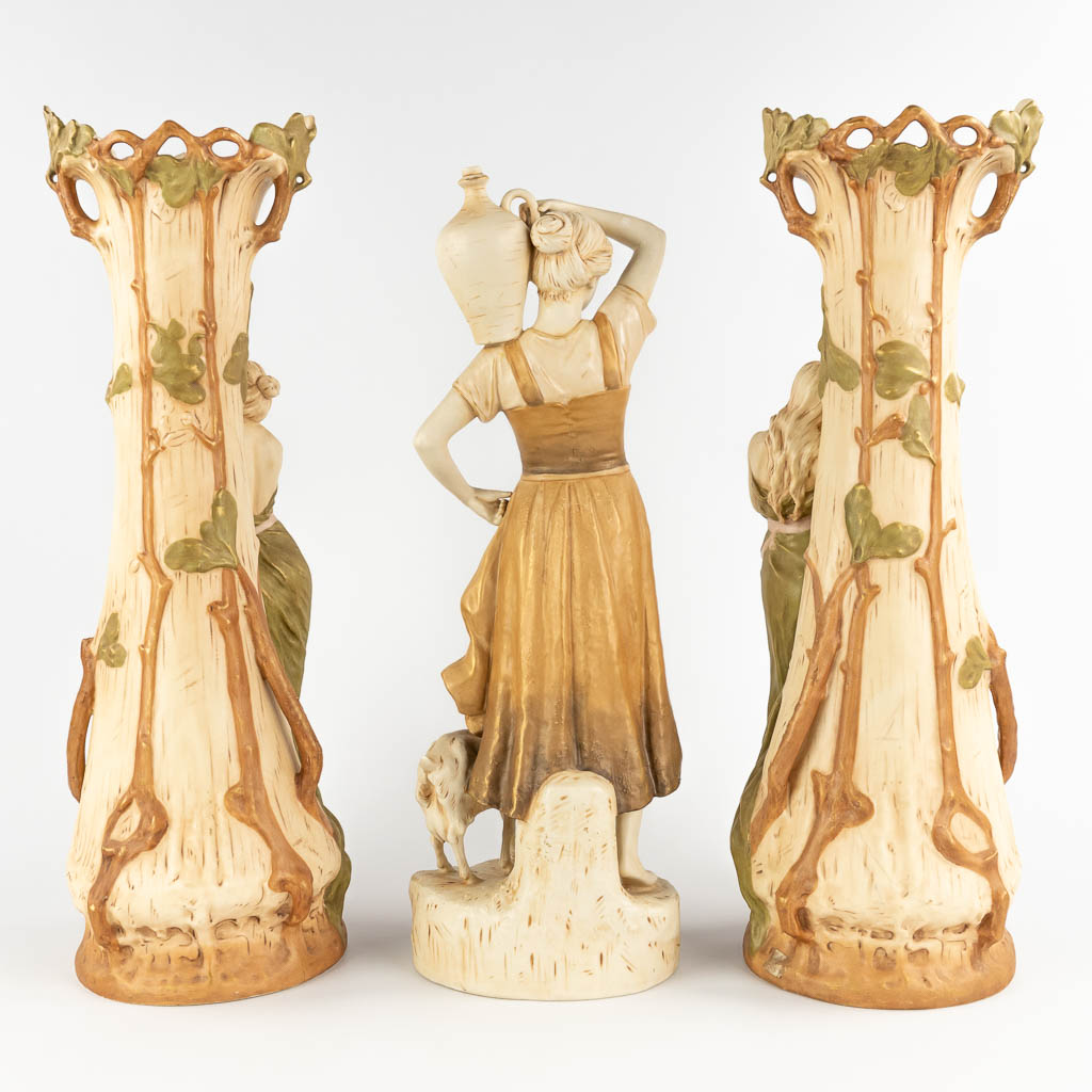 Royal Dux, drie stuks geglazuurde faience, art nouveau stijl.