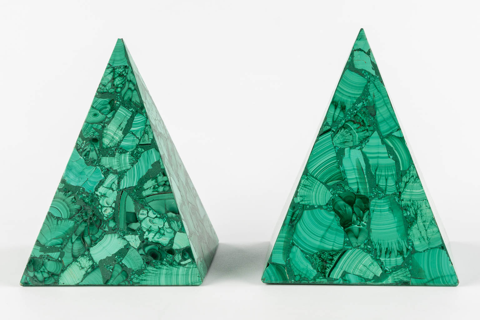 A pair of decorative Malachite pyramides. 20th C. (L:16 x W:16 x H:20,5 cm)