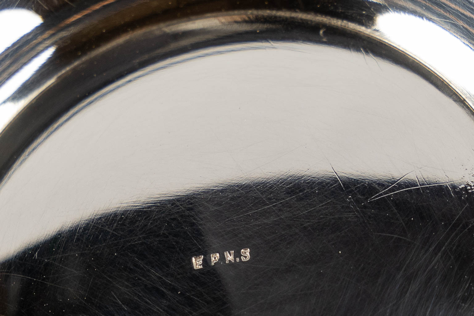 A silver-plated coffee and tea service on a platter. (L:41 x W:61 cm)