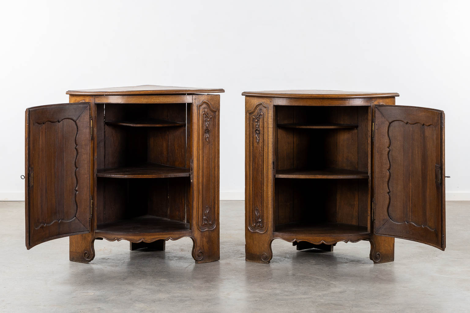 A pair of corner cabinets, sculptured oak, Louis XV stijl. 19de eeuw. (L:63 x W:63 x H:97 cm)