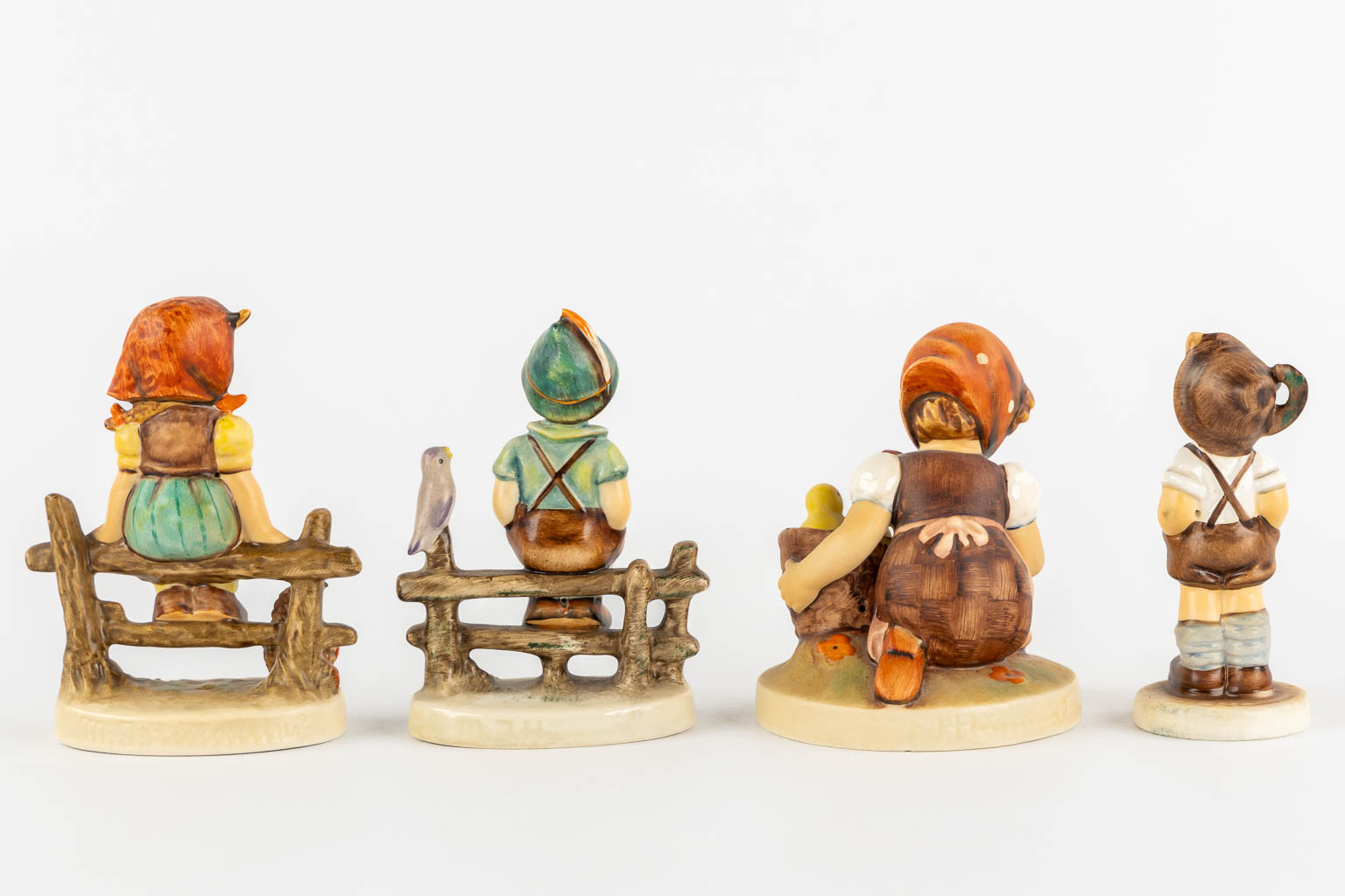 Hummel, 13 figurines. (H:16 cm)