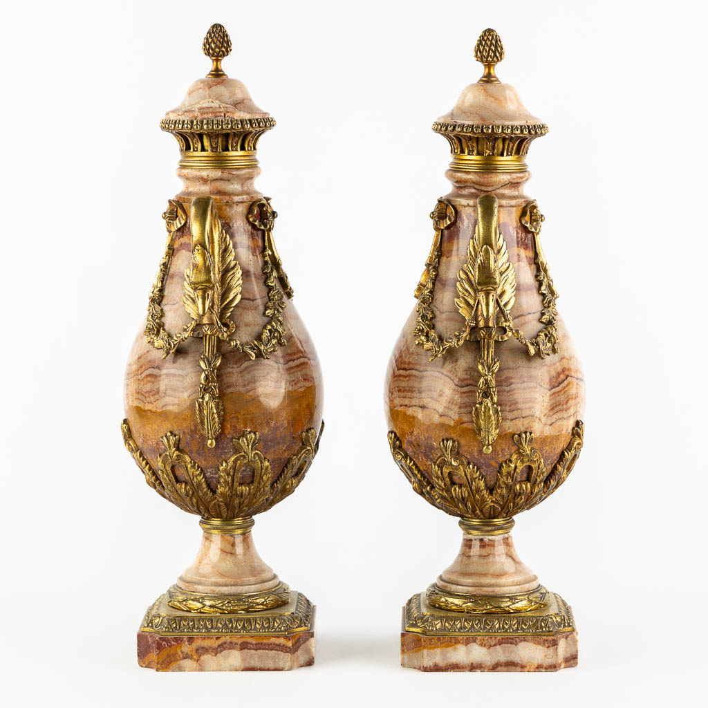 Een paar marmer en bronzen cassolettes in Empire stijl, decor met zwanen. Circa 1880. (L:17 x W:21 x H:53 cm)