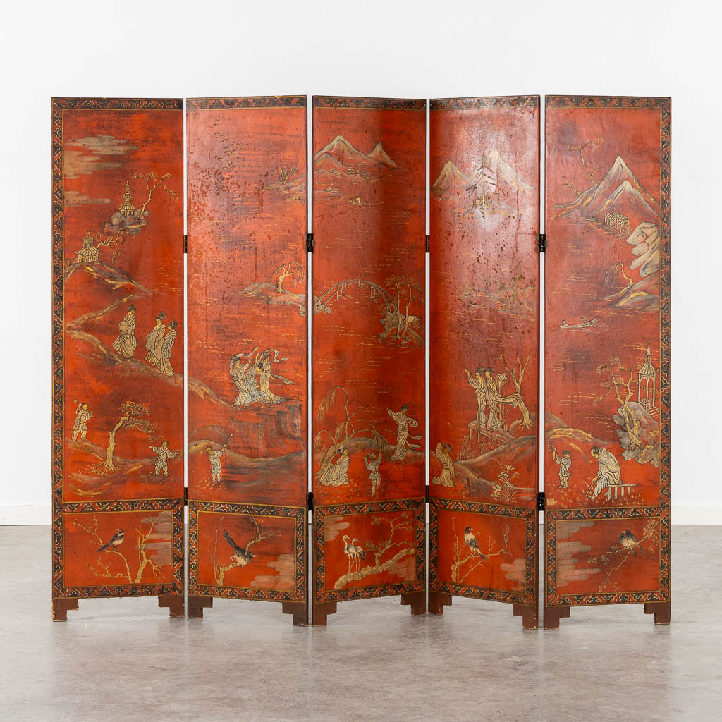 A 5-piece Chinese room divider with a hand-painted landscape decor. Circa 1920. (W:180 x H:143 cm)