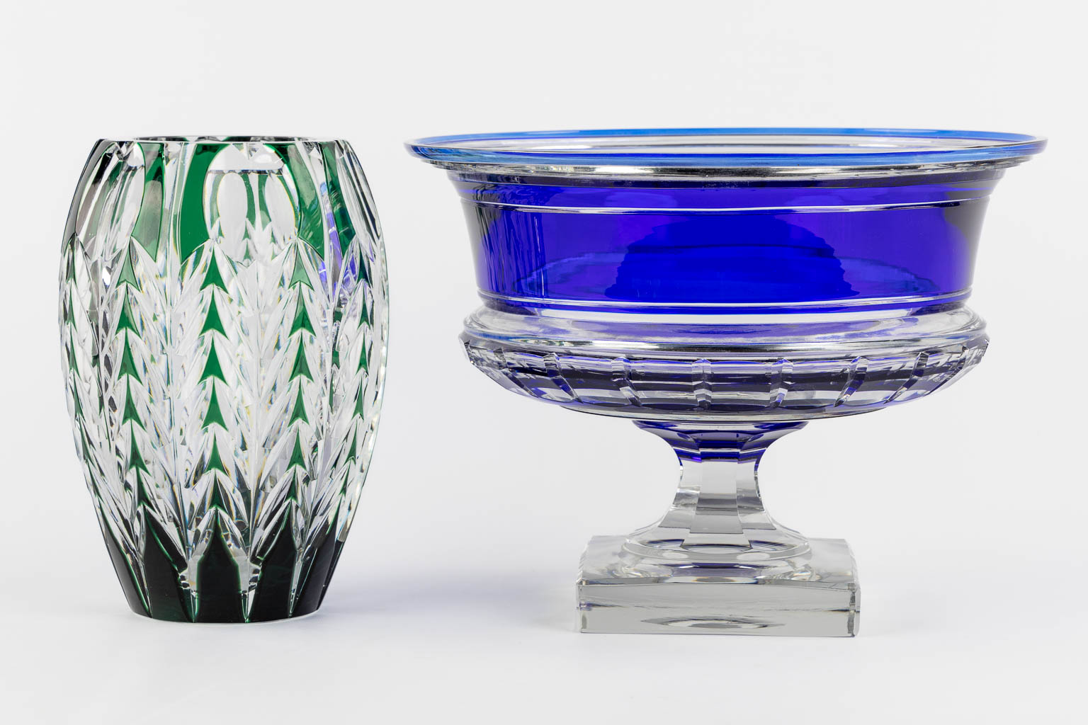 Val Saint Lambert, a large blue bowl and a green vase. (H:24 x D:31,5 cm)