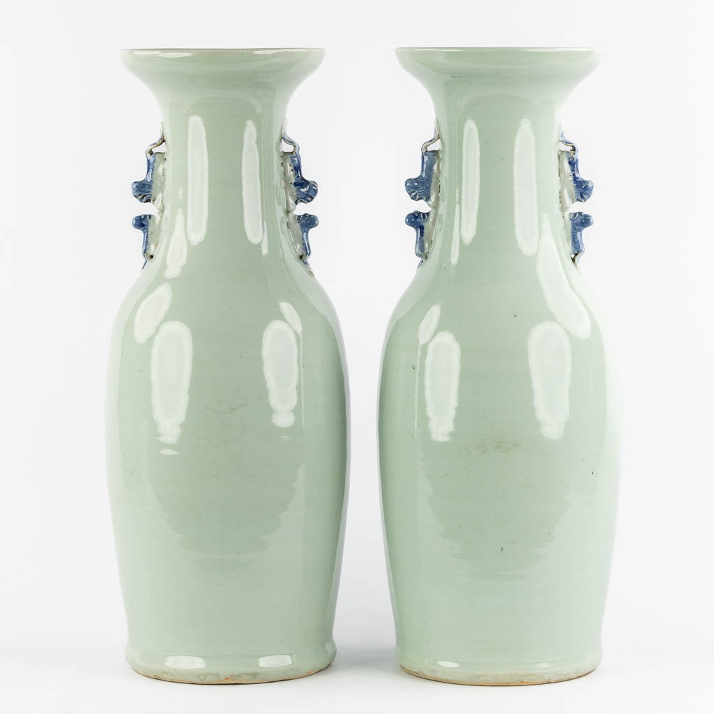 A pair of Chinese vases with a blue-white Antiquities decor. (H:58 x D:20 cm)