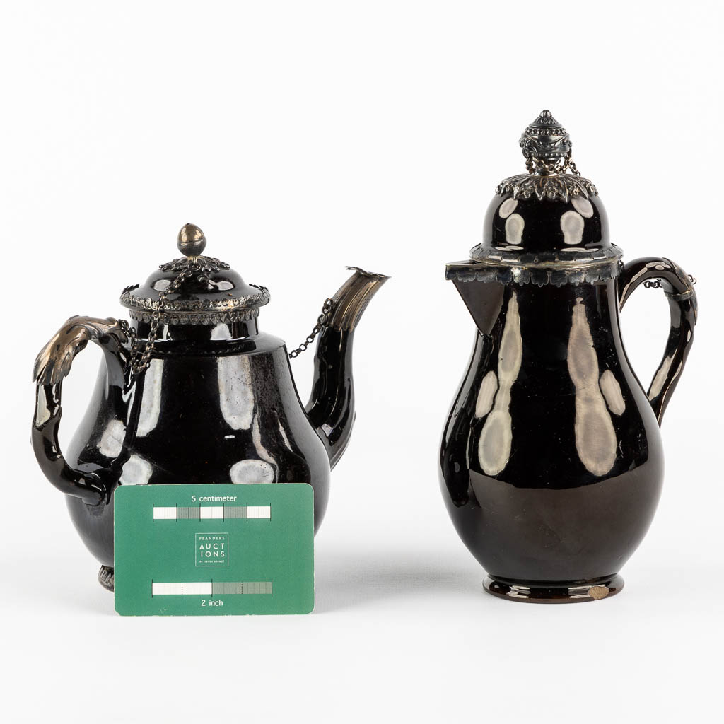 A pair of glazed faience and silver-mounted coffee and teapots, Namur, 18th C. (L:9,5 x W:13 x H:21 cm)