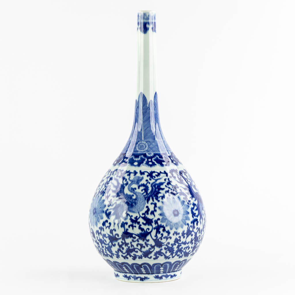 A large Chinese vase, blue-white with a floral decor. (H:61 x D:24 cm)