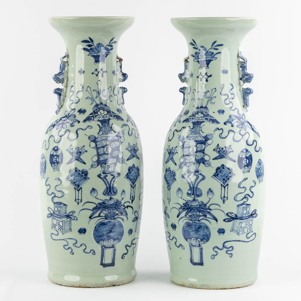 A pair of Chinese vases with a blue-white Antiquities decor. (H:58 x D:20 cm)