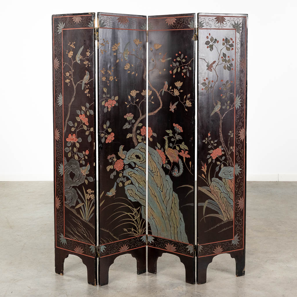 A Chinese room divider, folding screen with lacquered decors of fauna and flora. Circa 1900. (W: 114 x H: 132 cm)