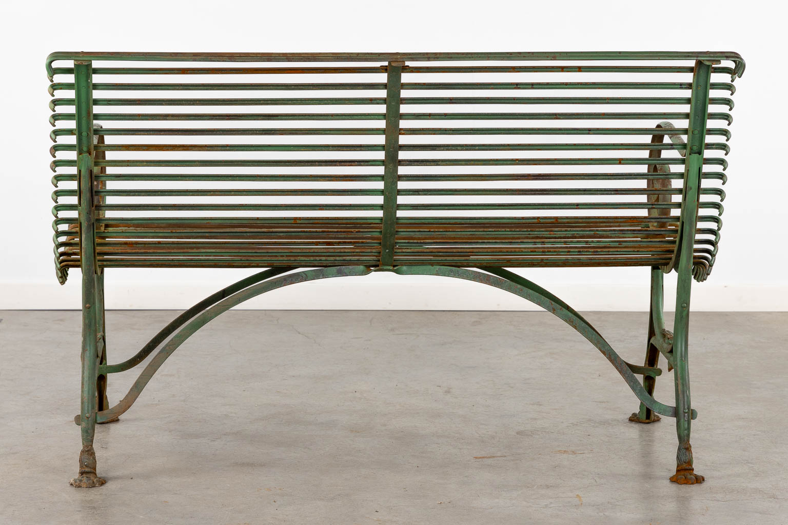 A green patinated metal garden bench with armrests. (L:60 x W:124 x H:80 cm)