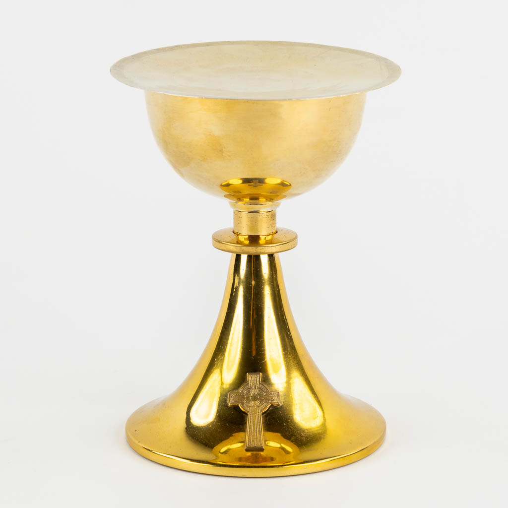 A modern chalice with paten and vermeil cuppa. 20th C. (H:16,5 x D:11,5 cm)