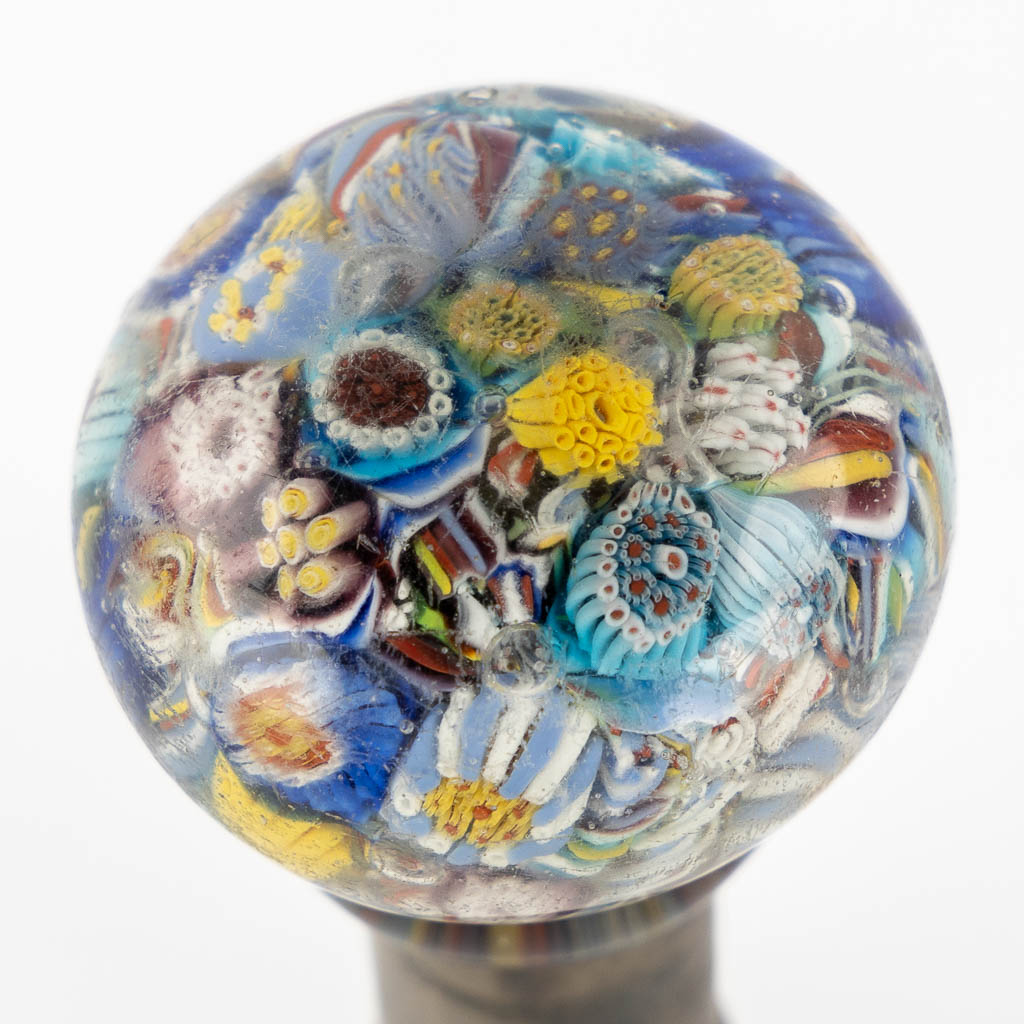 Twee antieke lakstempels, waarvan 1 afgewerkt met Millefiori glas, 19de eeuw. (H:8,5 cm)