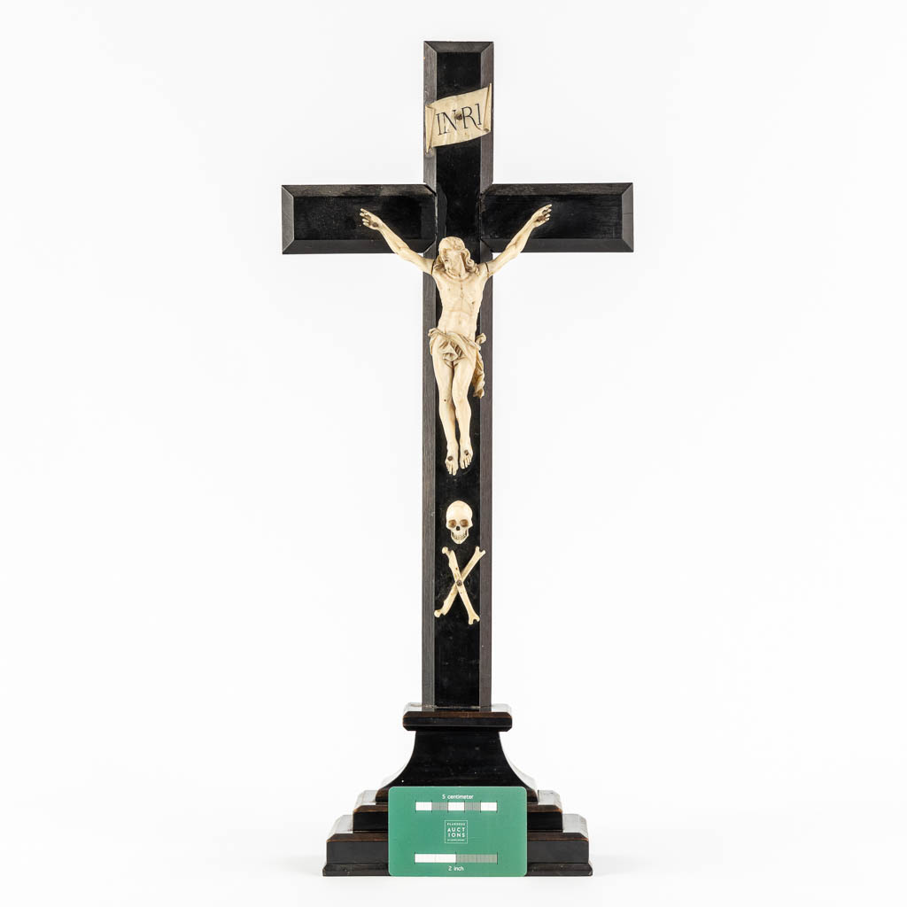An antique Corpus Christi mounted on an ebonised wood crucifix, Ivory sculpture, 19th C. (L:9,5 x W:22,5 x H:52,5 cm)