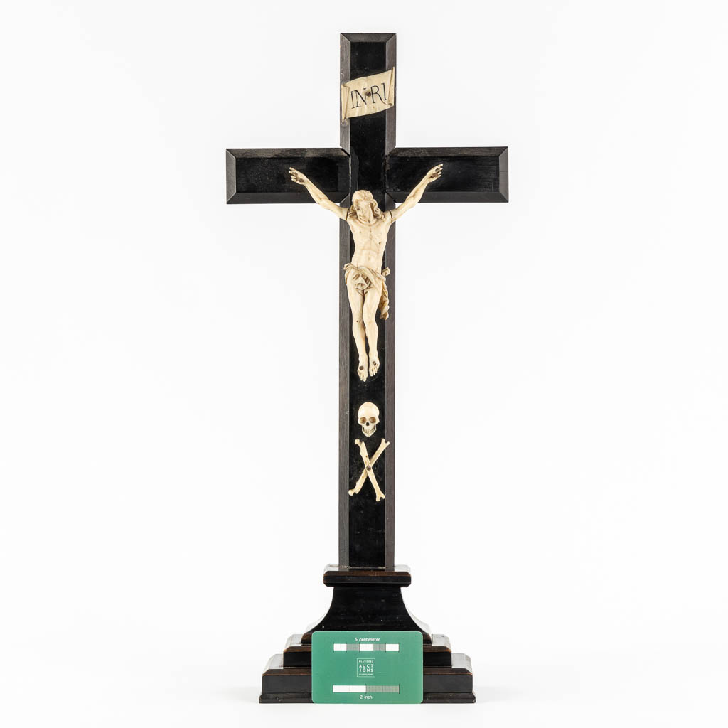 Een antieke Corpus Christi gemonteerd op een geëboniseerd houten crucifix, ivoor, 19de eeuw. (L:9,5 x W:22,5 x H:52,5 cm)