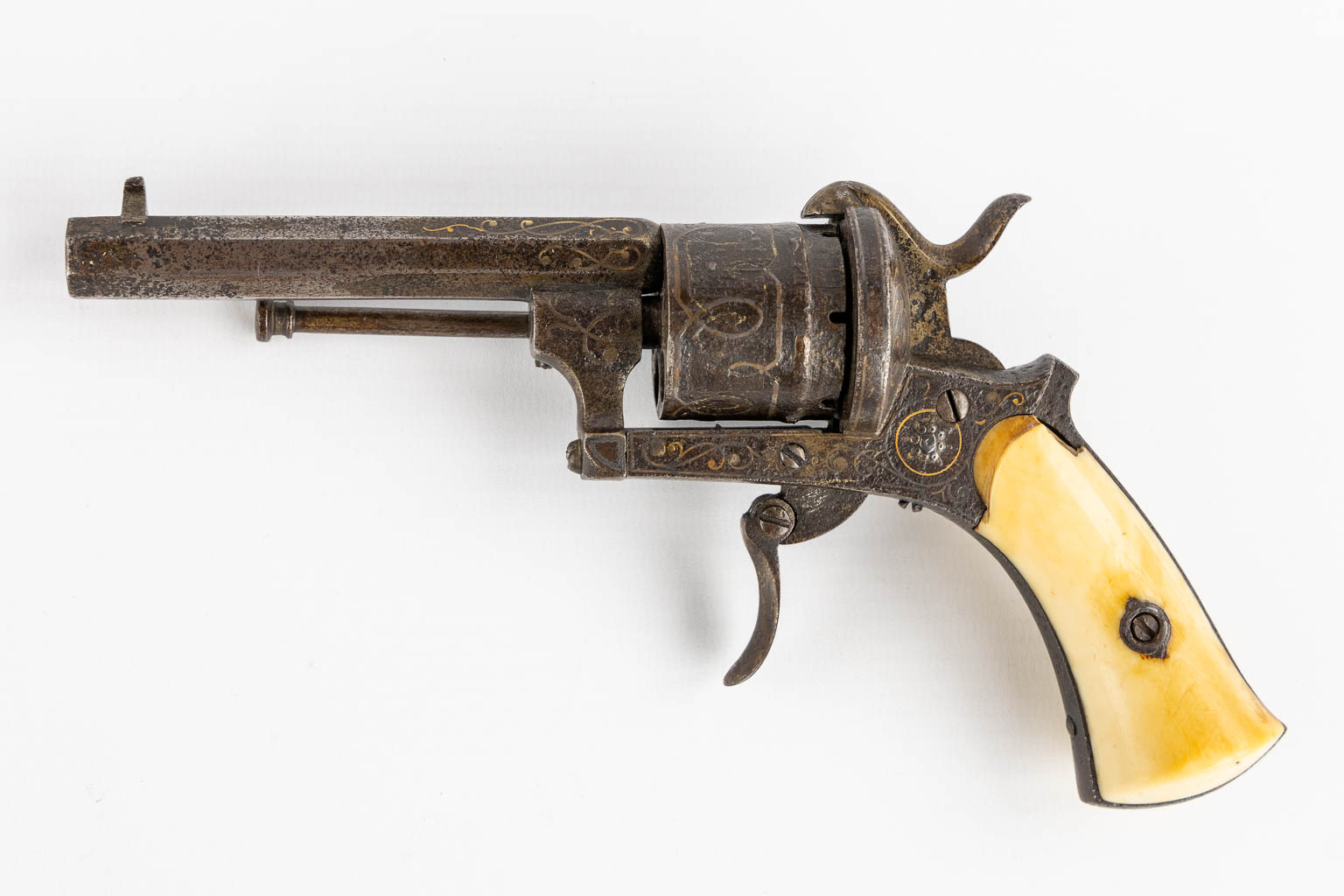 A collection of two antique pistols, of which one is a 