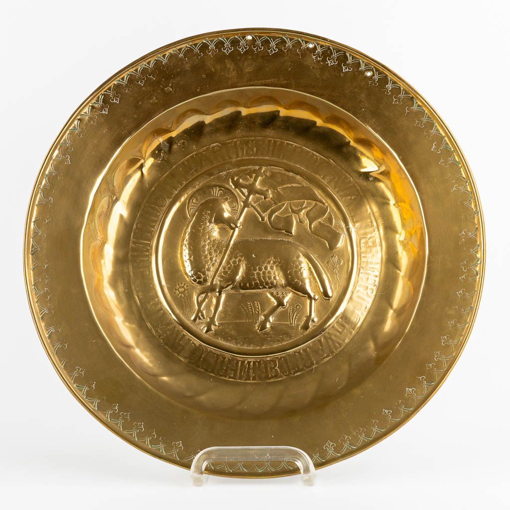 A brass 'Alms Dish' with image of The Lamb of God, 16th C. (D:39,5 cm)