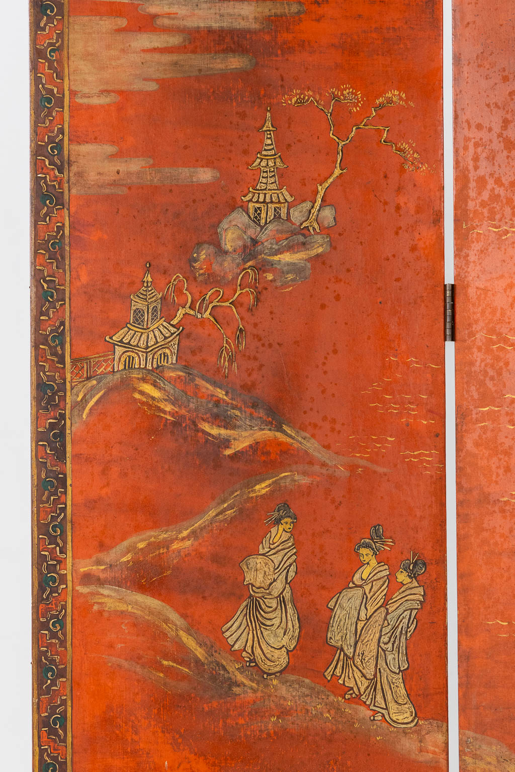 A 5-piece Chinese room divider with a hand-painted landscape decor. Circa 1920. (W:180 x H:143 cm)