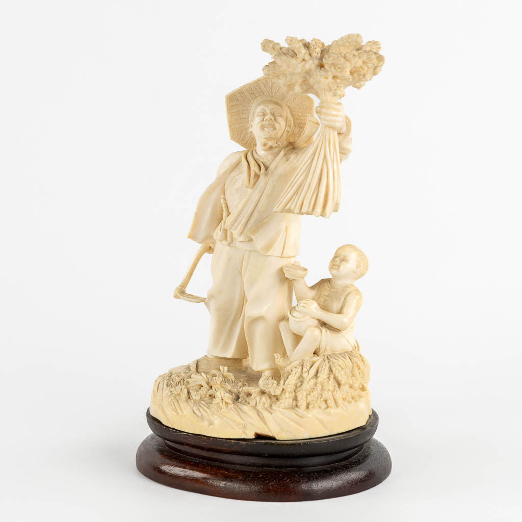 An antique Chinese ivory sculpture 