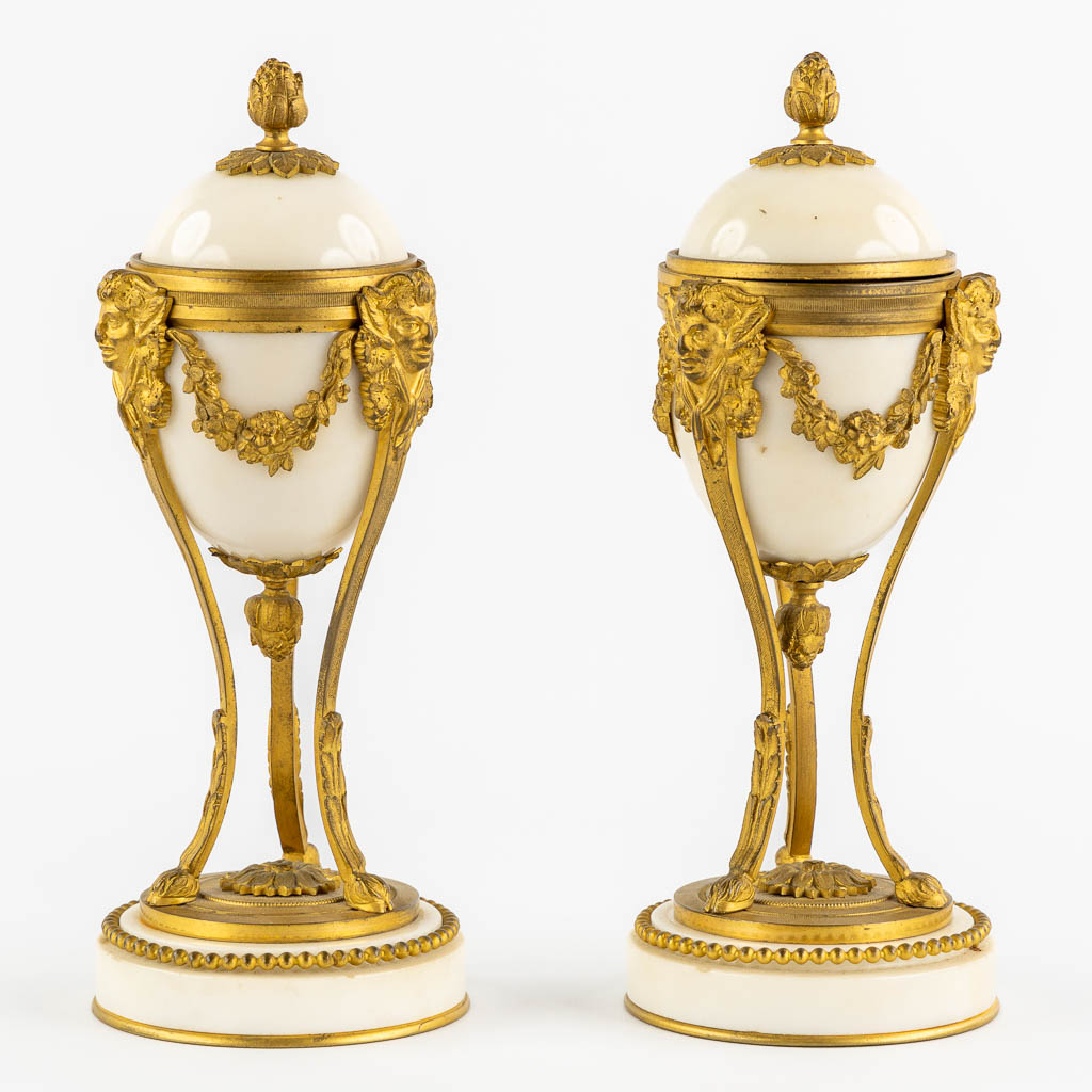 A pair of Cassolettes with a Candelabra, gilt bronze on Carrara marble. 19th C. (H:24 x D:9,5 cm)