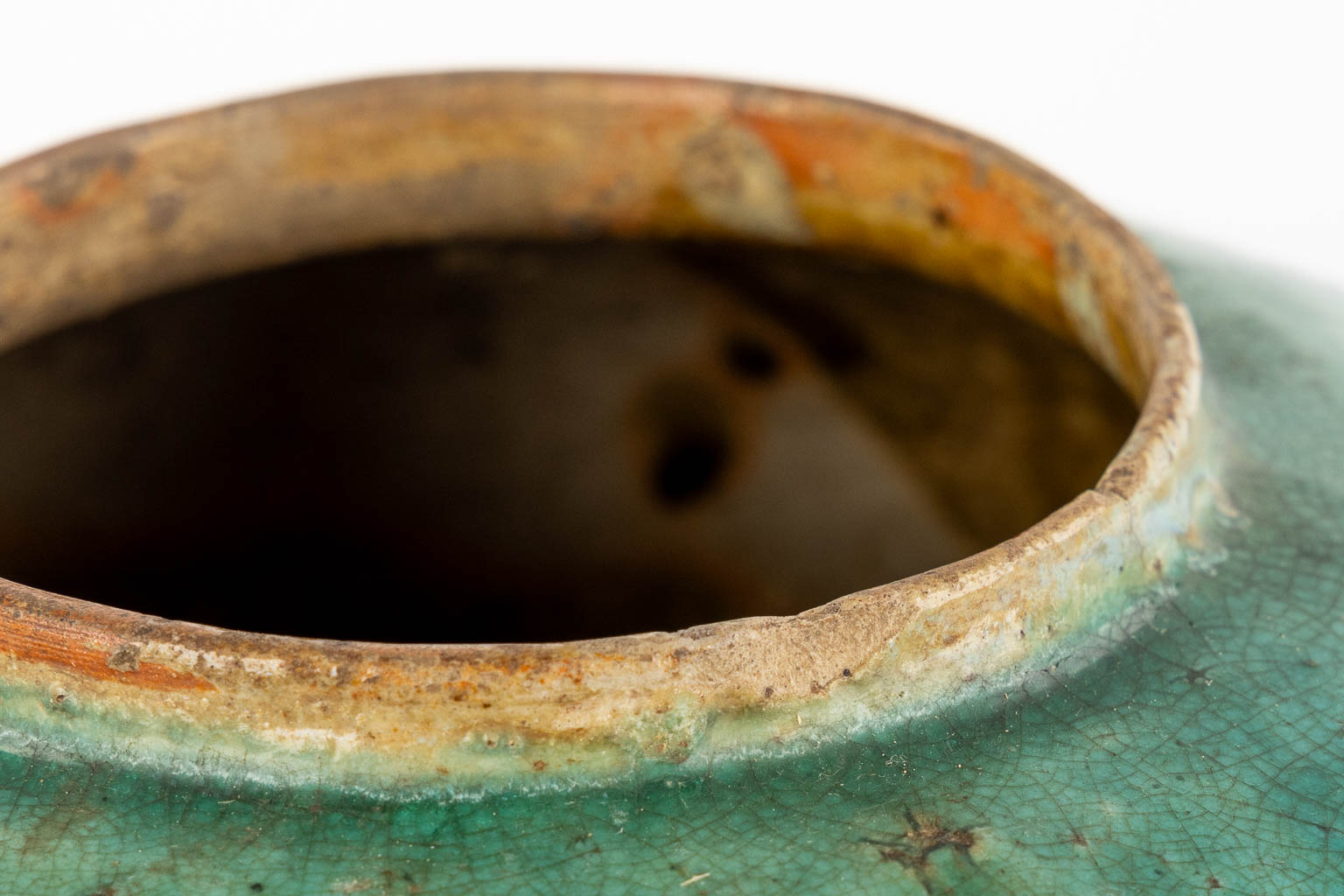 An antique Jade green ginger jar. (H:19 x D:21 cm)