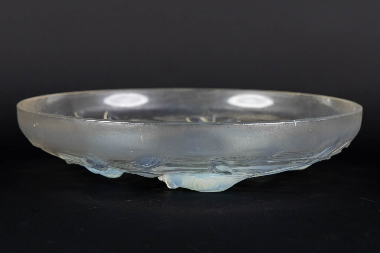 Verlys, an opalescent glass bowl decorated with fish.  (H:5,5 x D:27 cm)