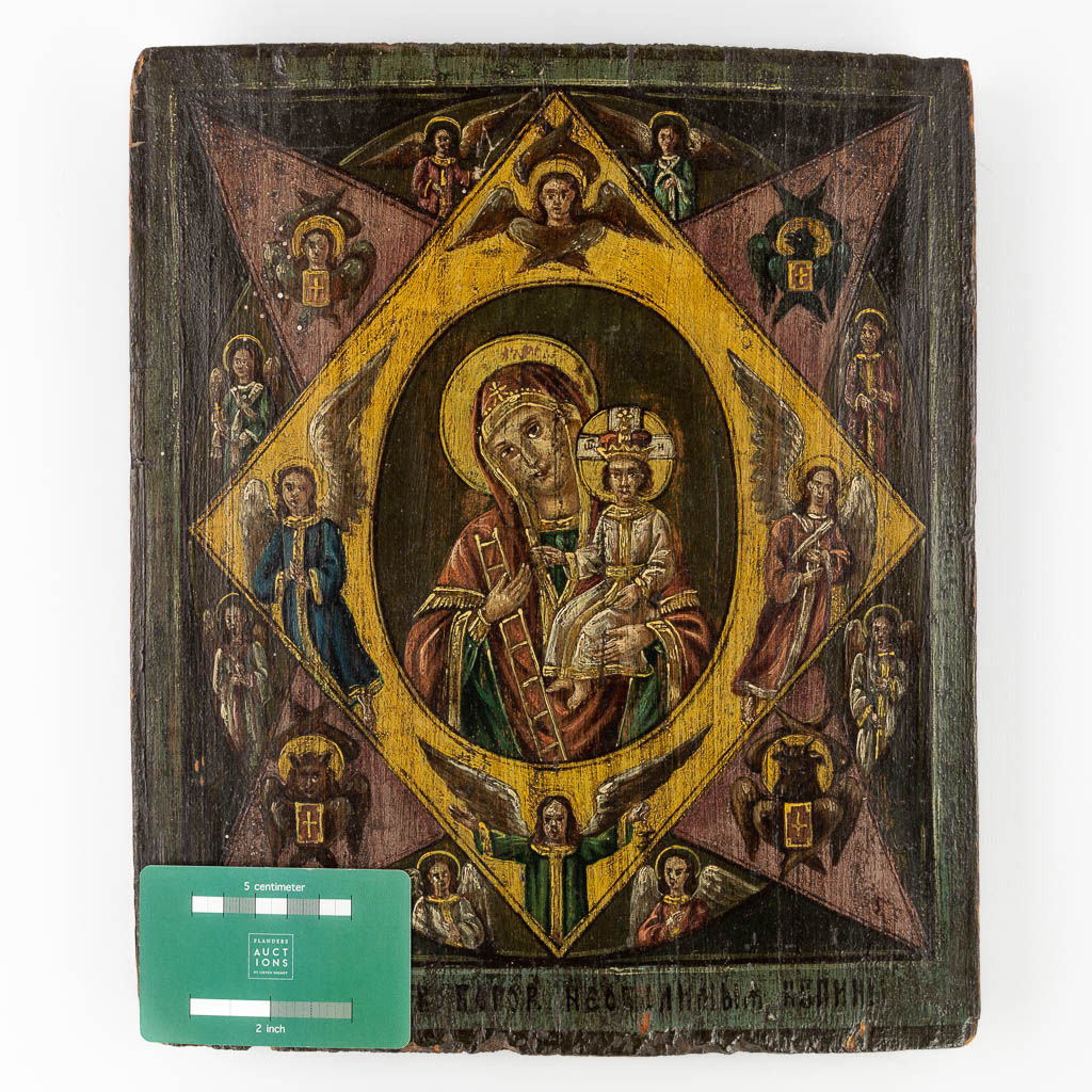 Een Oost-Europees icoon met afbeelding van Madonna met kind. (W:26,5 x H:31 cm)