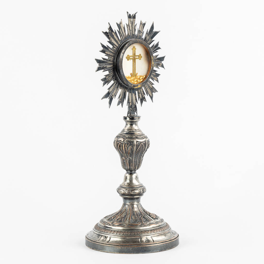 A small sunburst monstrance with a relic of the True Cross. (H:30,5 x D:12,5 cm)