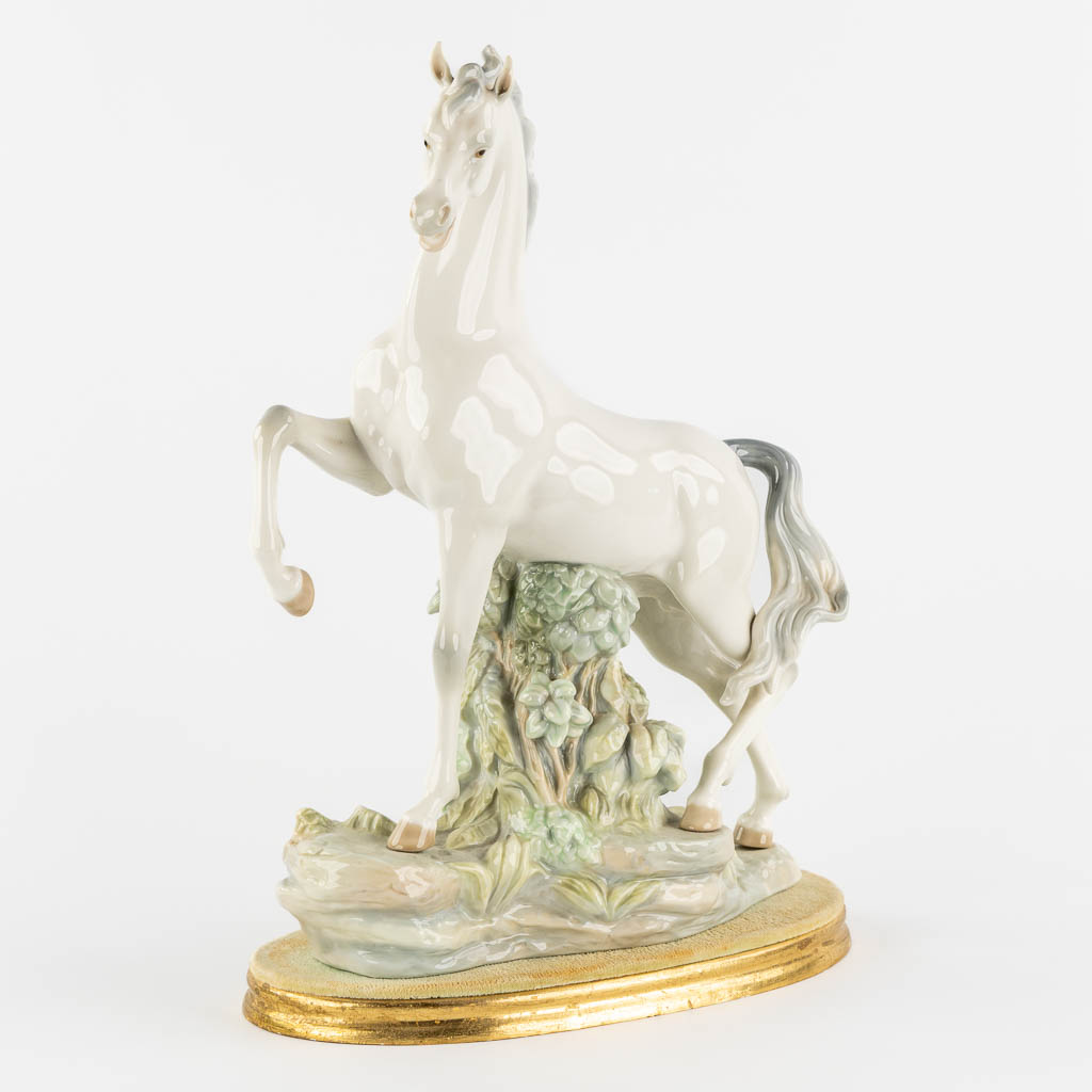 Lladro, a Horse. Polychrome porcelain. (W:33 x H:44,5 cm)