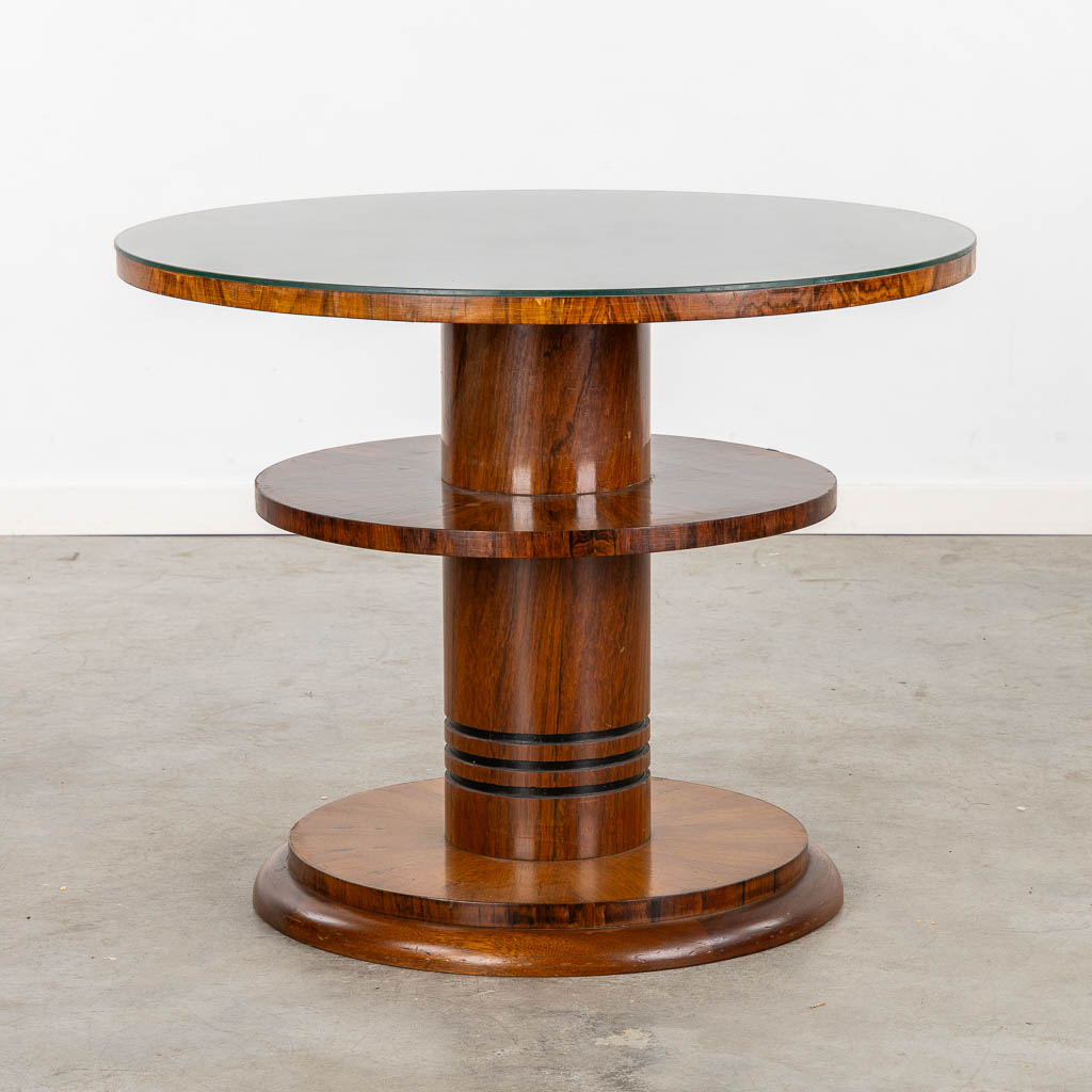 Een bijzettafel in twee niveau's, gefineerd hout, Art Deco. (H:64 x D:80 cm)