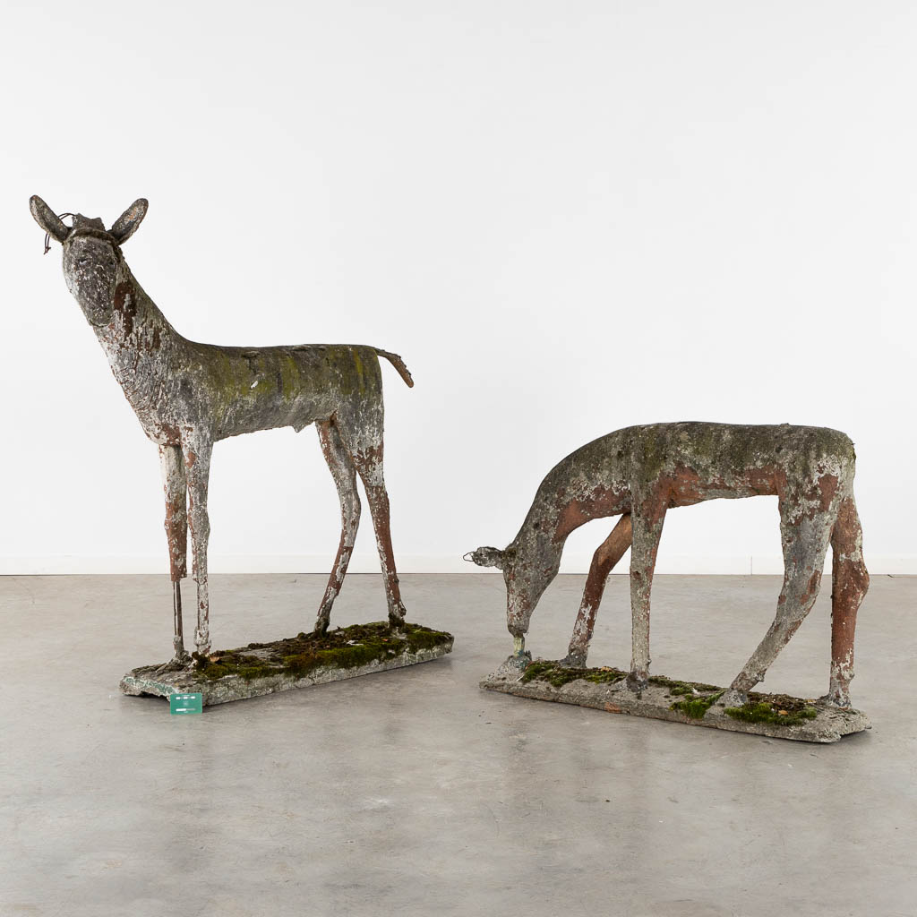 An exceptional and decorative pair of deer, concrete, circa 1920. (L:40 x W:130 x H:140 cm)