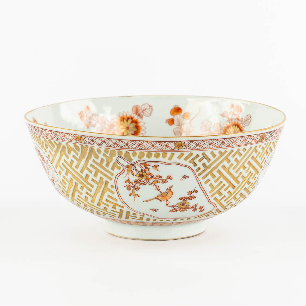 Een Chinese rood en gouden schaal met relief en bloemendecor. 18de eeuw. (H:9,5 x D:21 cm)