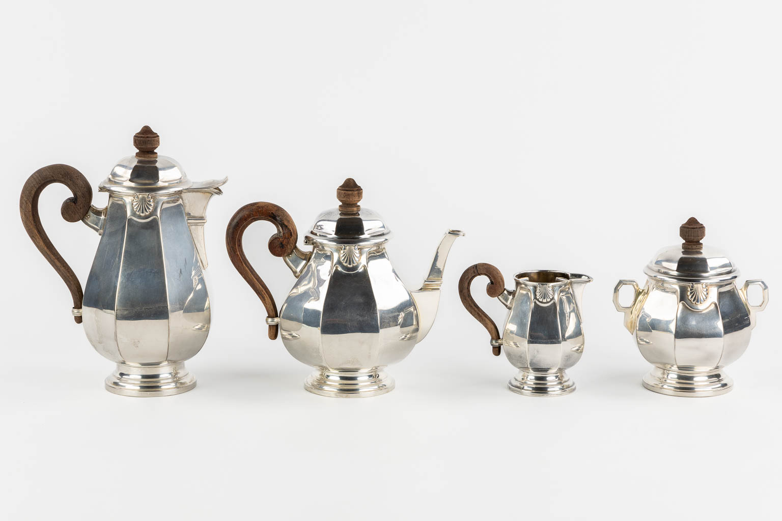 Wolfers Frères, SF 44, a silver coffee and tea service, silver, 800/1000, 1,570kg. (L:11 x W:18 x H:24 cm)