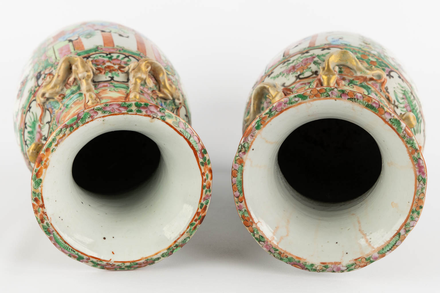 A pair of Chinese Canton vases, decorated with figurines and fauna/flora. (H:33 x D:16 cm)