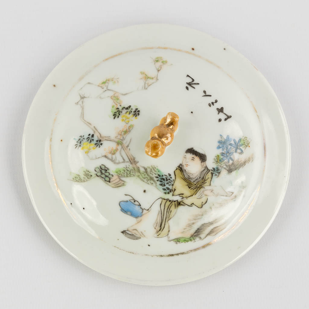 A Chinese porcelain bowl with a lid, Fisermen decor. (H:12 x D:14,5 cm)