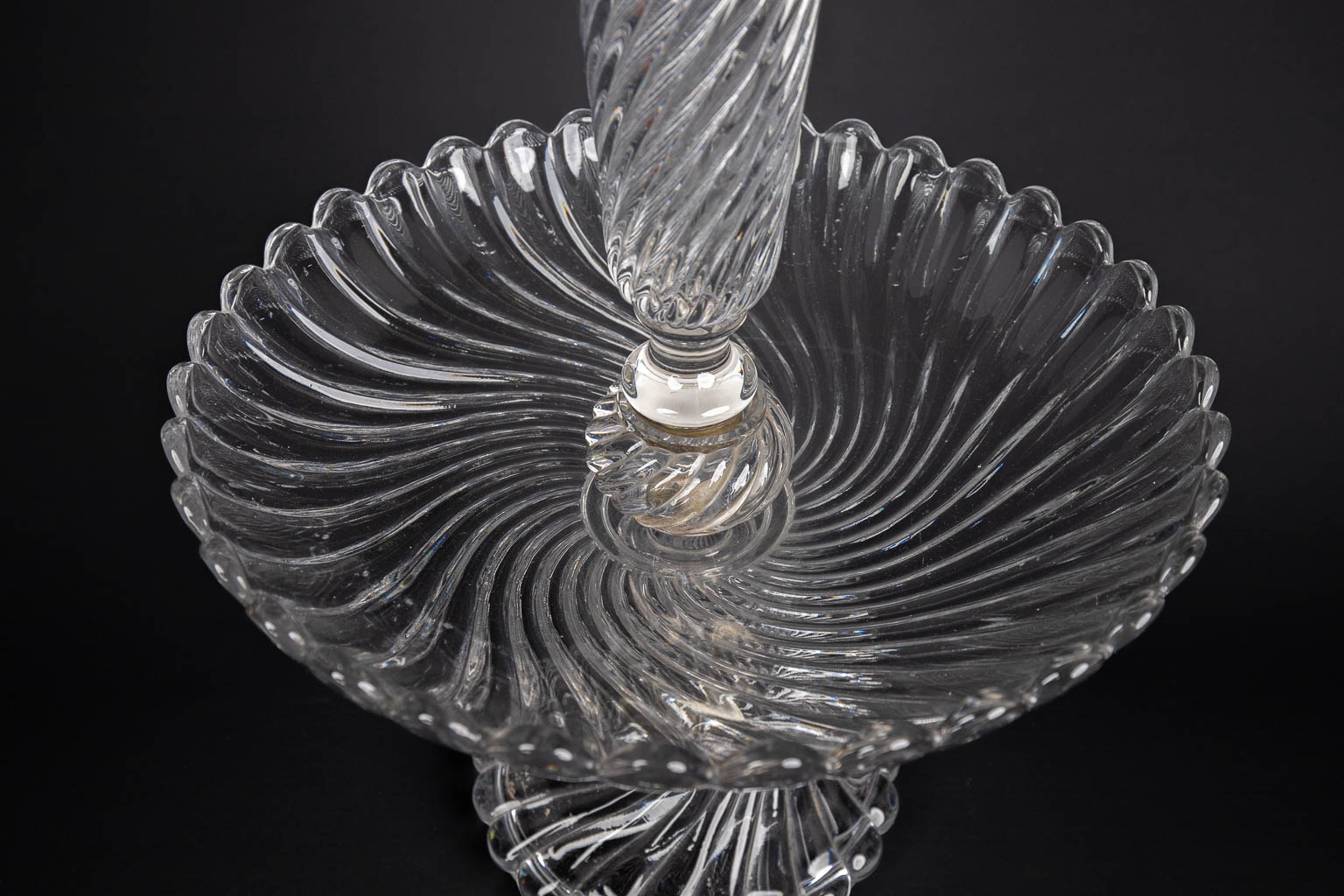 Baccarat, een kristallen tafel middenstuk met trompetvaas. (H:41 x D:26 cm)