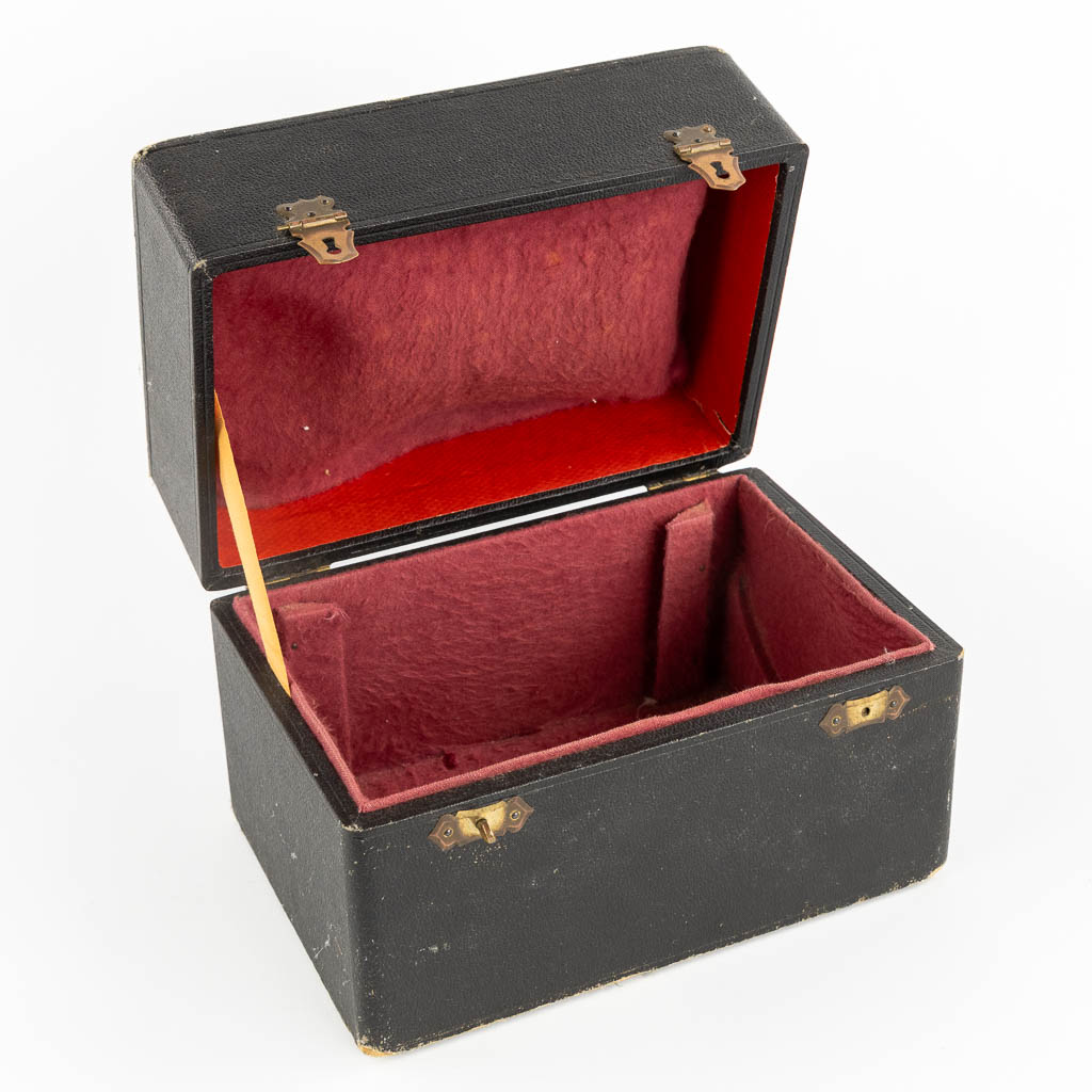 Honoré Leballeur, A vermeil chalice and paten in the original box. Gothic Revival, 1920. (H:19 x D:12,5 cm)