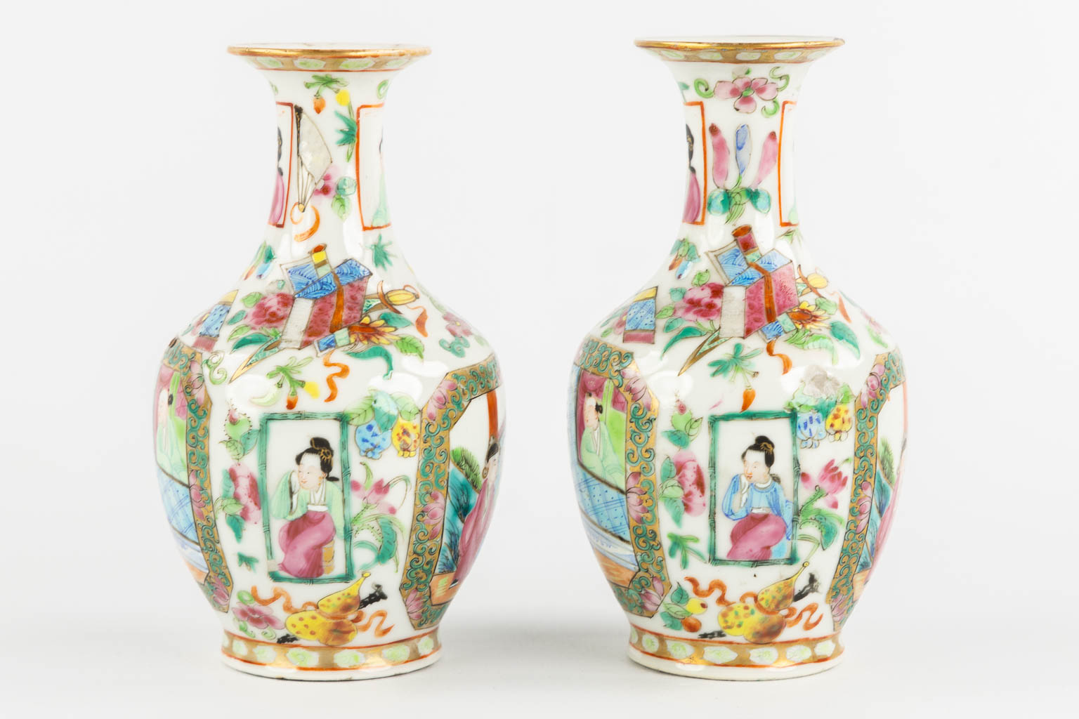 A collection of Chinese porcelain, Blue-white, Canton, Famille Rose and Imari. 18th/19th C. (D:29 cm)