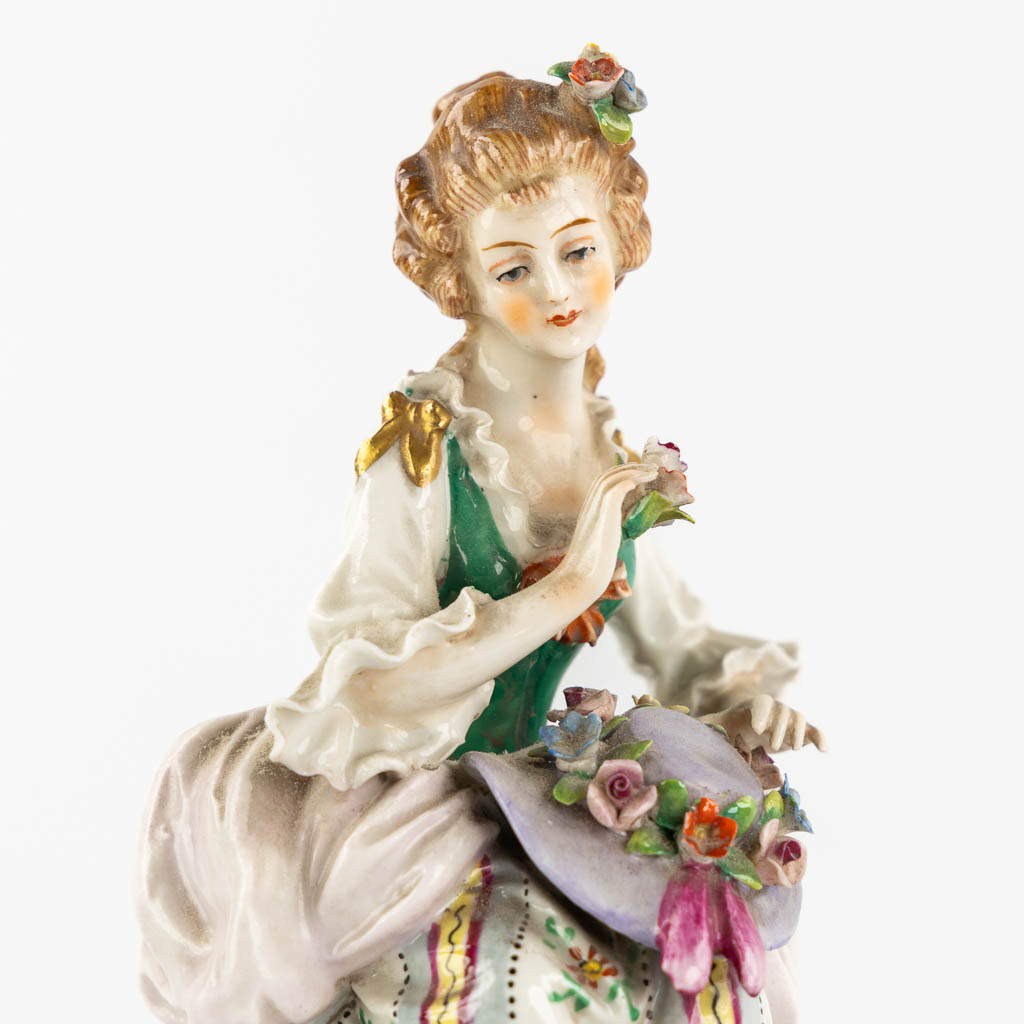 A pair of hand-painted porcelain figurines, Plaue, Saxony Germany. (H:13,5 cm)