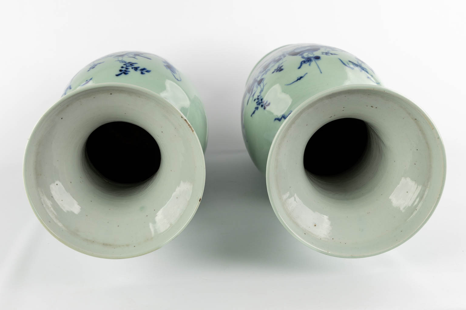 A pair of Chinese vases with a blue-white decor of playing children. (H:57,5 x D:21 cm)