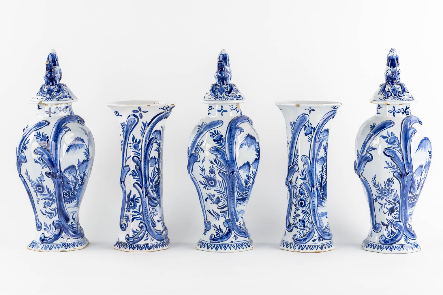 Een 5-delig Kaststel, Delft. Blauw-witte faience. (H:41 cm)