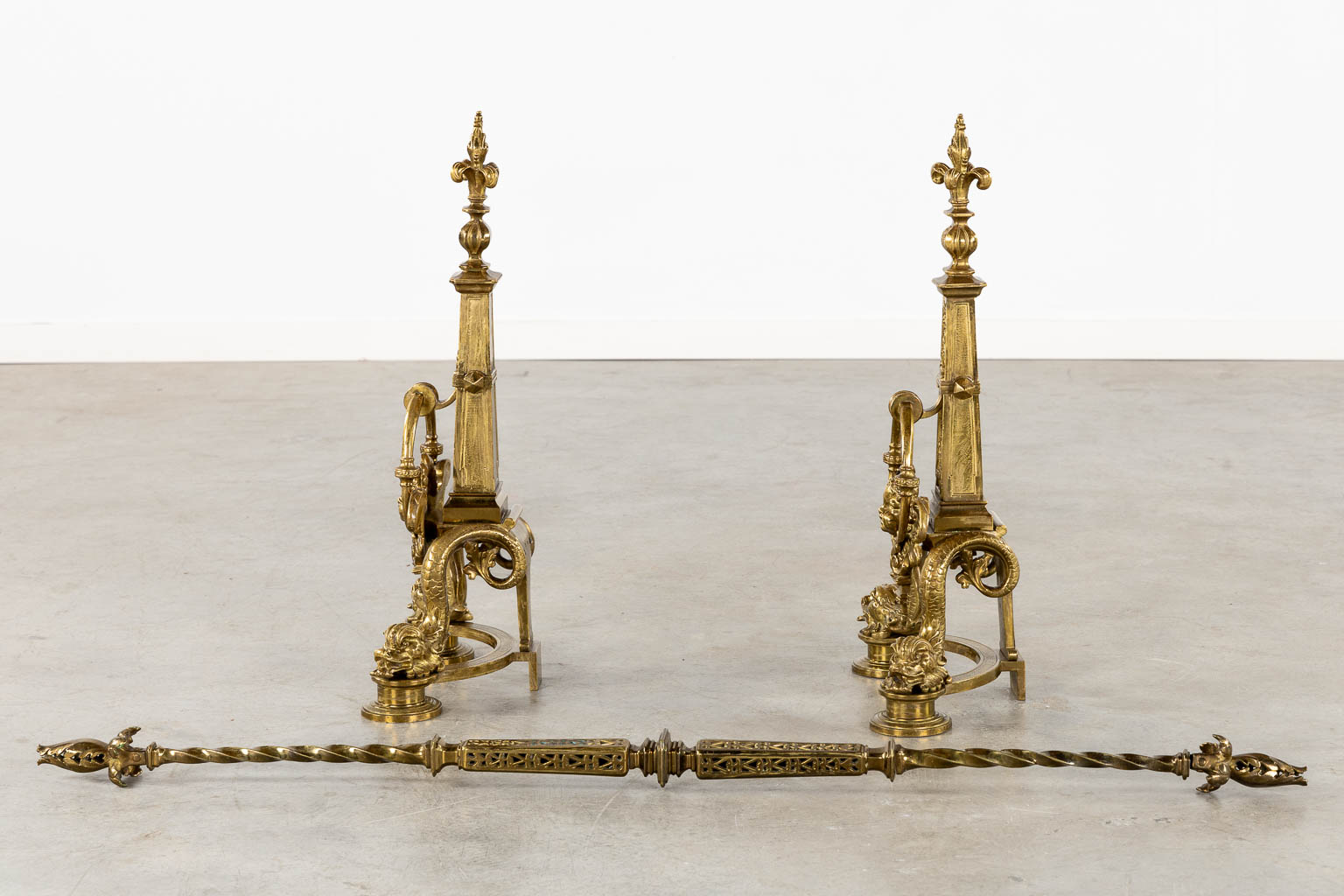 A pair of fireplace bucks and a firescreen, bronze in Louis XVI style. 20th C. (L:27 x W:64 x H:84 cm)
