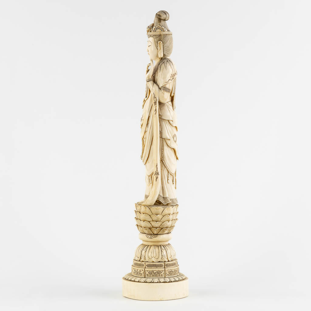 A Japanese Ivory sculpture of Guan-Yin, Meji Period. 4,135kg. (L:12 x W:14 x H:56 cm)