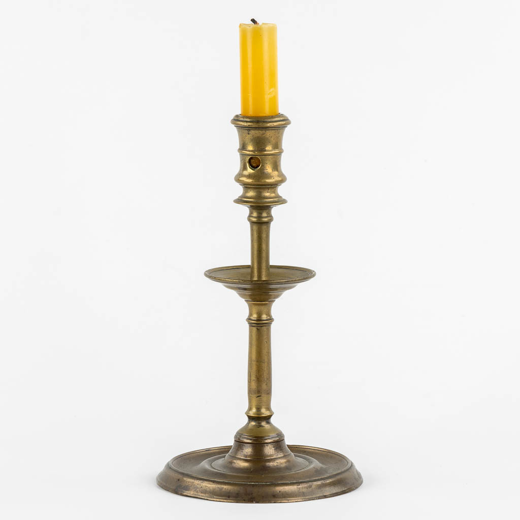 An antique bronze 'Henry 2' candlestick, France, 16th C. (H:25,5 x D:14,5 cm)