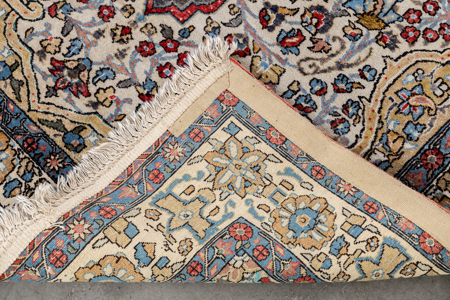 A Persian hand-made carpet, Sarough/Sarouk. (L:210 x W:139 cm)