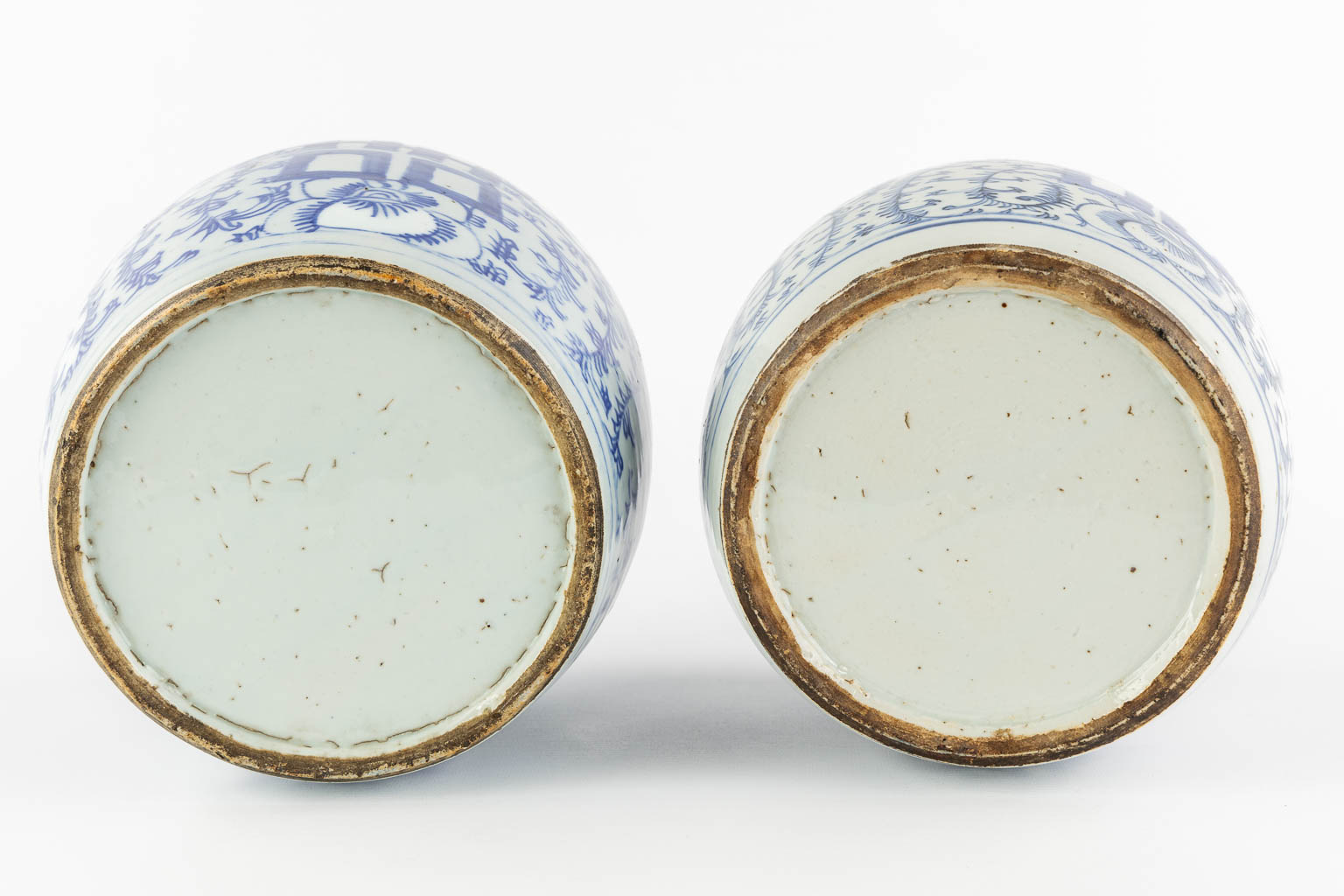 Twee Chinese blauw-witte gemberpotten met een dubbel Xi-teken van geluk. (H:23 x D:21 cm)