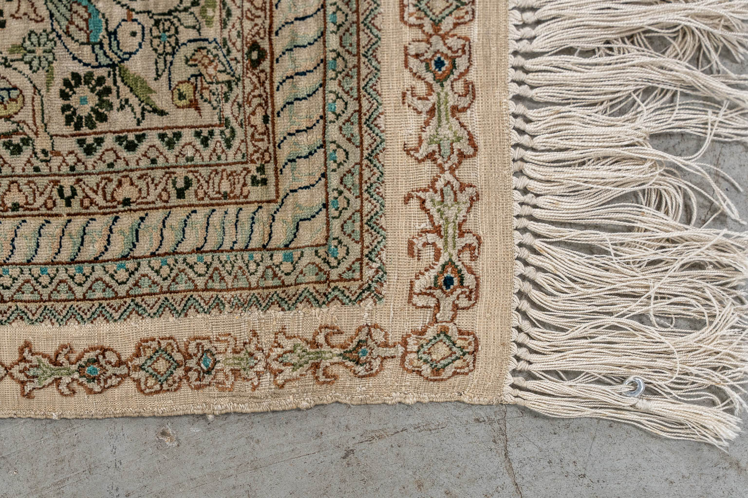 An Oriental hand-made carpet, fauna and flora decor, silk. (L:153 x W:93 cm)