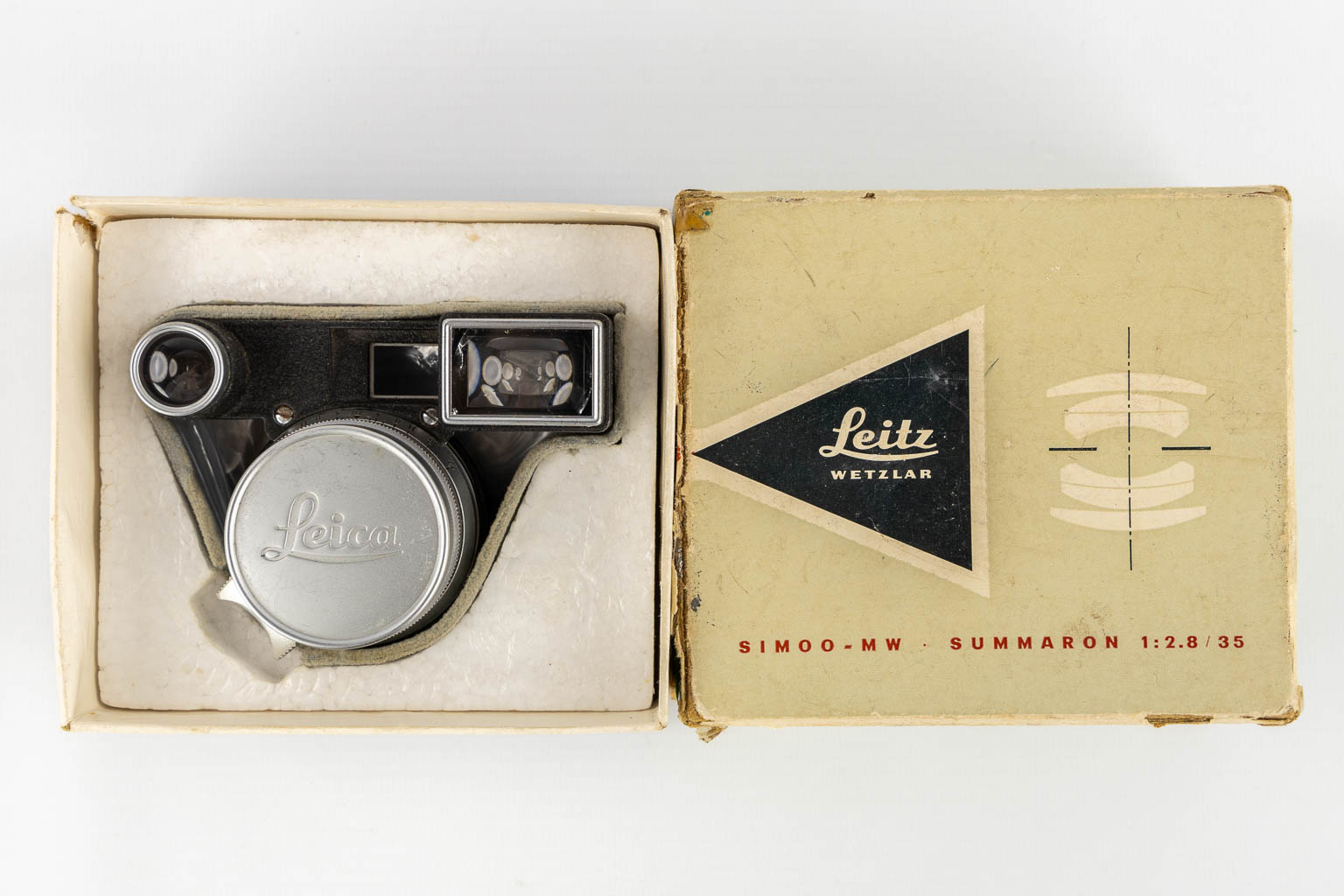 Leica, vier lenzen, en twee filters. (H:15,5 cm)